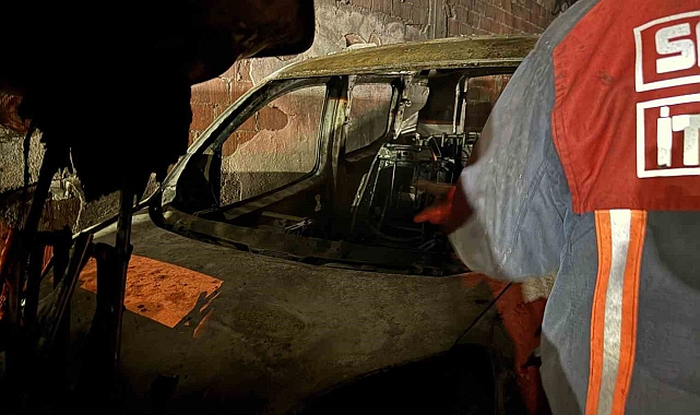 Adapazarı&#039;nda Garaj Yangını: Bir Araç Küle Dönüştü, Bir Kişi Yaralandı