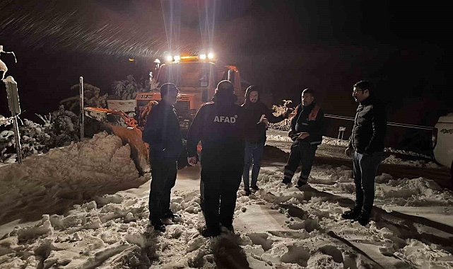 Adıyaman&#039;da Kar Yağışı Felaketi: 9 Kişi Mahsur Kaldı, Bir Hasta Kurtarıldı