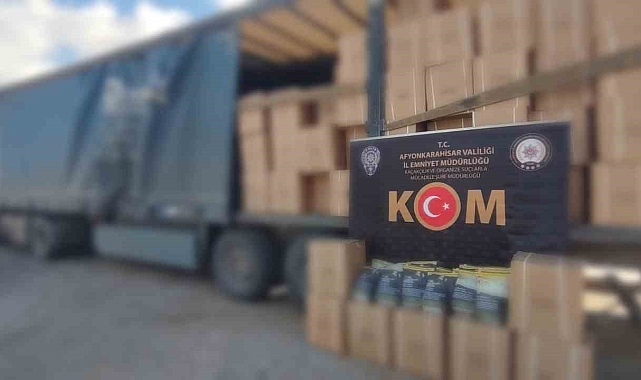Afyonkarahisar&#039;da, durdurulan tırda tonlarca sahte bandrollü tütün ele geçirildi