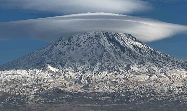 Ağrı Dağı&#039;nda Beyaz Şapka: Mercek Bulutları İle Büyüleyici Bir Manzara