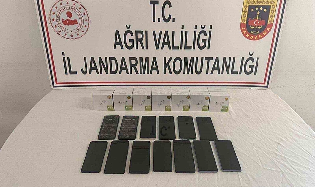 Ağrı&#039;da Kaçakçılık Operasyonu: 13 Cep Telefonu ve 14 Kulaklık Ele Geçirildi