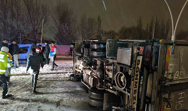 Ağrı&#039;da kar yağışı kazayı beraberinde getirdi