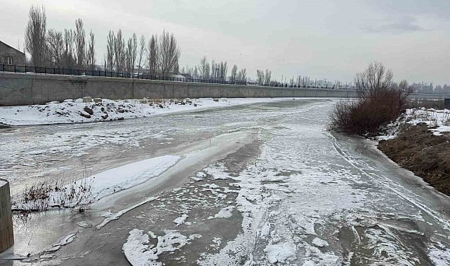 Ağrı&#039;da Kışın İncisi: Dondurucu Soğuklar Kent Hayatını Vurdu