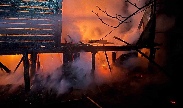 Alevlere teslim olan ahşap ev küle döndü