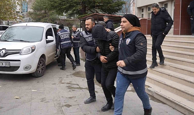 Annesiyle gönül ilişkisi olduğunu düşündüğü kişiyi öldüren baba ve oğul tutuklandı