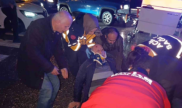 ANTALYA&#039;NIN MANAVGAT İLÇESİNDE MEYDANA GELEN TRAFİK KAZASINDA BİR YAYA YARALANDI. HAFİF TİCARİ ARACIN ÇARPTIĞI YAYANIN, KIRMIZI IŞIKTA GEÇTİĞİ BELİRLENDİ