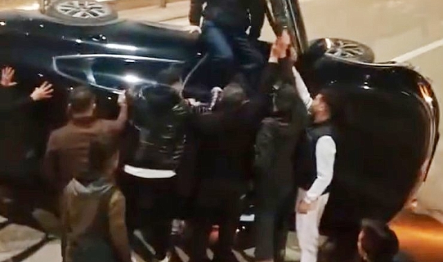 Araç içinde mahsur kalan yaralılar, vatandaşın kapıyı açmasıyla aracın üstüne çıkarak kurtuldu