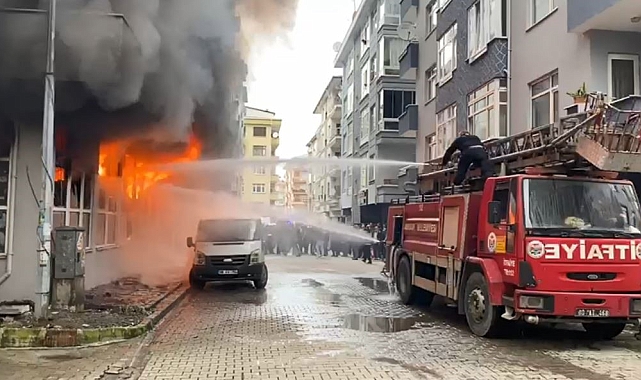 Arhavi&#039;de iş yeri alevlere teslim oldu, biri polis 2 kişi dumandan etkilendi