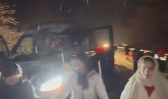 Artvin&#039;de Kar Yağışı Sürücüleri Zorlasa da Moral Bozmadı: Horon Teperek Isındılar!