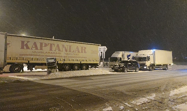Aşkale&#039;de Kar Yağışı Hayat Felç Etti, Yollar Kapandı
