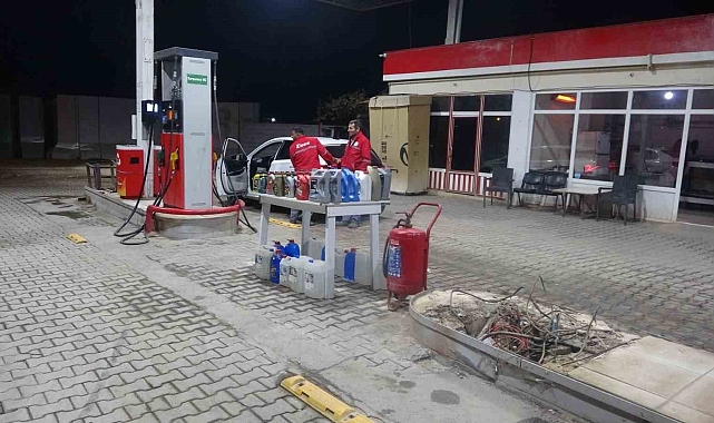 Ayağı gaza basılı kalınca traktörle pompayı yıktı