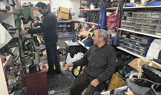 Ayakkabı tamircisi, çırak bulmakta güçlük çekiyor
