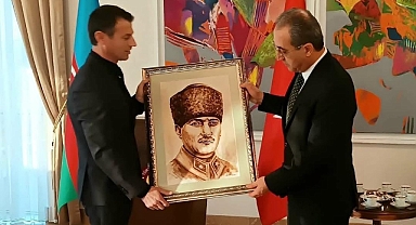 Azerbaycanlı Sanatçı Arzu Novruzov, Kahveden Atatürk Portresi Yaptı