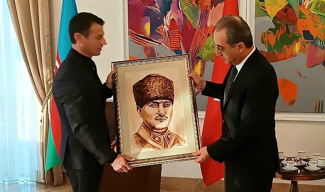 Azerbaycanlı Sanatçı Arzu Novruzov, Kahveden Atatürk Portresi Yaptı