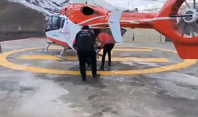 Bahçesaray&#039;dan Van&#039;a Hayat Uçuşu: Hamile Kadın Helikopterle Hastaneye Sevk Edildi