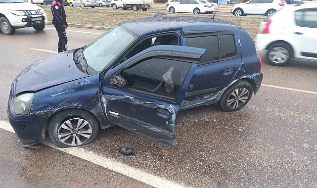 Bandırma&#039;da direksiyon hakimiyetini kaybeden sürücünün orta refüje çarptı