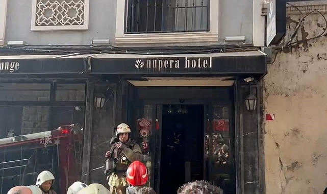 Beyoğlu&#039;nda Otel Yangını Paniğe Neden Oldu: Bir Kedi Kurtarıldı