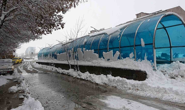 Bitlis&#039;te kar yağışından dolayı 165 köy yolu ulaşıma kapandı