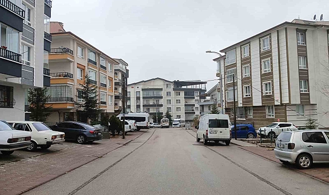 Boşanma aşamasındaki eşinin evinde bıçağı boğazına dayayıp intihara kalkıştı