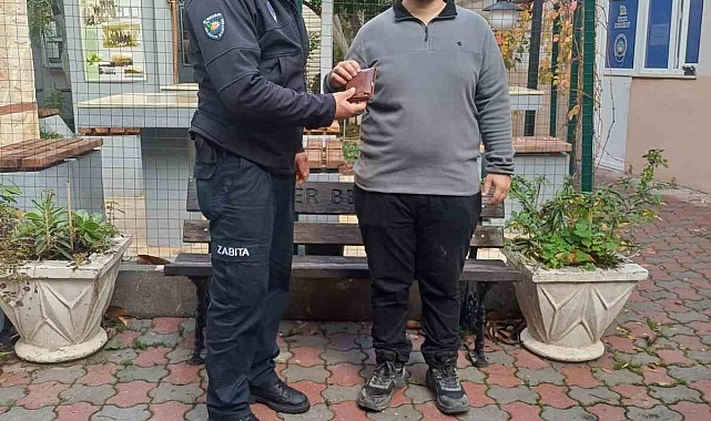 buldukları cüzdanı sahibine teslim ettiler