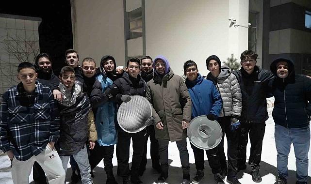 Çiğköfte tepsisiyle kayak yaptı