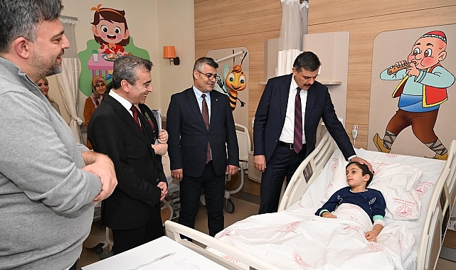 Çocuk Servisi&#039;nde tedavi gören minikler ziyaret edildi