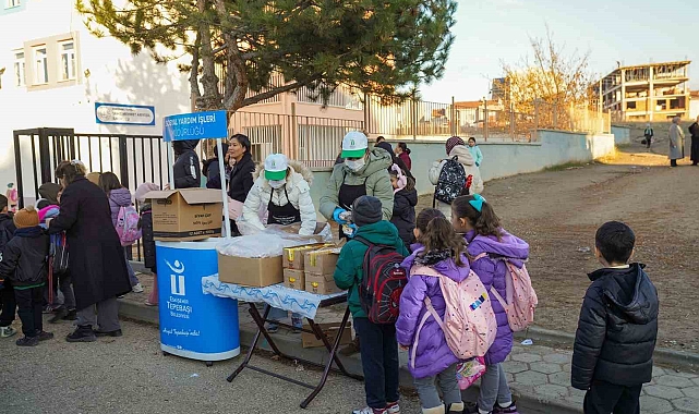 Çocuklara gıda desteği sürüyor