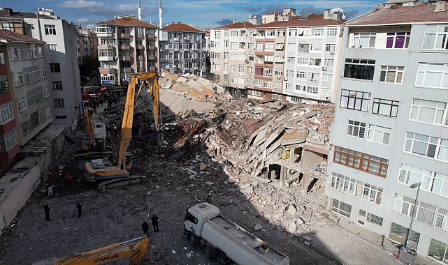 Çöken 5 katlı binanın bitişiğindeki binalar tahliye edildi