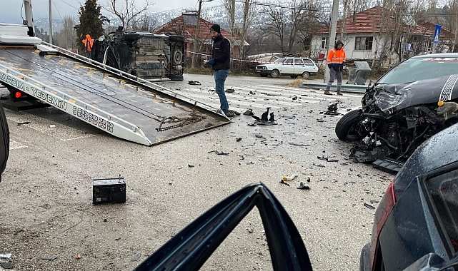 Denizli&#039;de Korkunç Kaza: 3 Araç Birbirine Girdi, 3 Sürücü Yaralandı