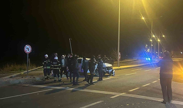 Direksiyon hakimiyetini kaybeden sürücü direklere çarparak durdu