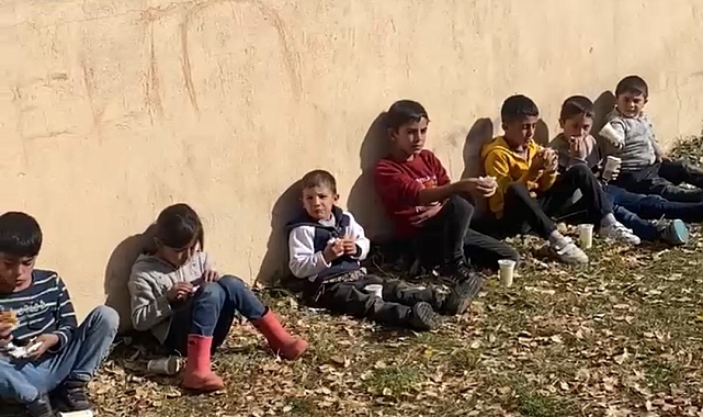 Diyadin Altın Kilit İlkokulu&#039;nda Öğrencilere Sıcacık Bir Sürpriz: Köfte Ekmek!
