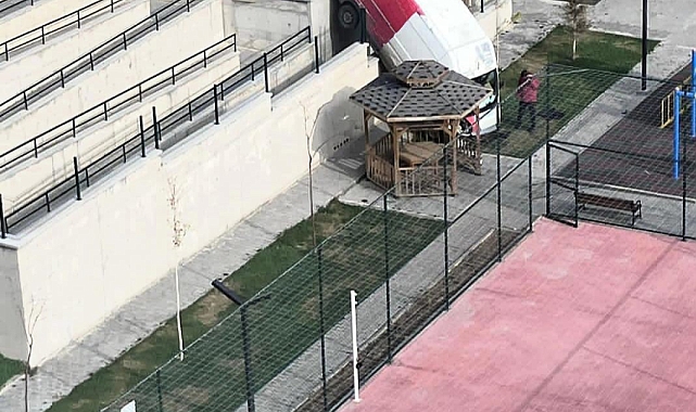 El frenini çekmeyi unutulan kargo aracı çocuk parkına devrildi