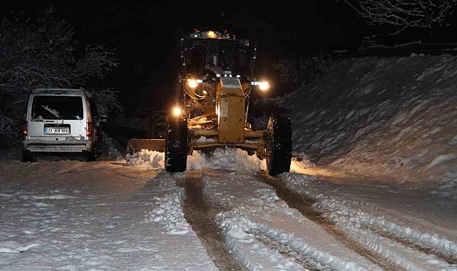 Elazığ&#039;da Kar Yağışı Hayat Felç Etti, Yollar Açılmaya Devam Ediyor