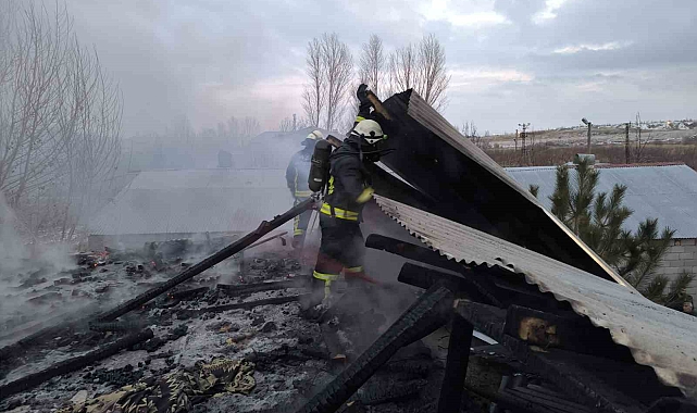 Erciş&#039;te Çatı ve Kazan Dairesinde Yangın: 3 Kişi Dumandan Etkilendi
