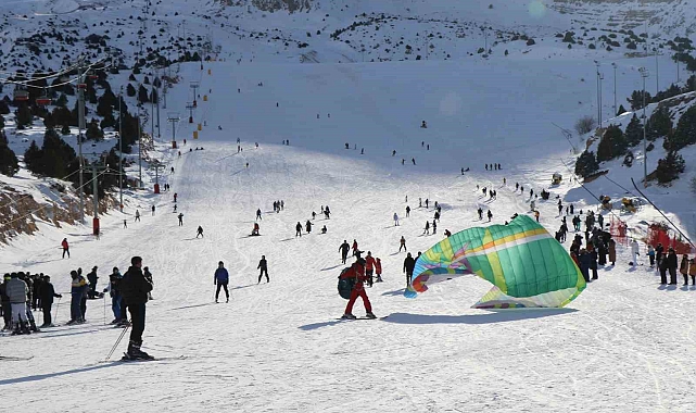Ergan Dağı&#039;nda Kış Sporları Şöleni: Kayak ve Yamaç Paraşütü Bir Araya Geldi