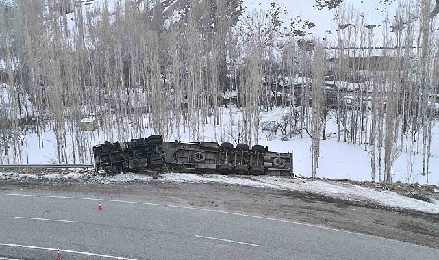 Erzurum-Artvin Yolu&#039;nda Korkutan Kaza: Tır Şarampole Uçmaktan Son Anda Kurtuldu!