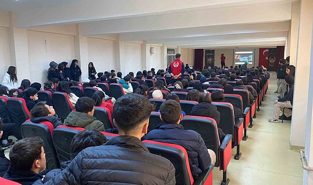 Erzurum Emniyet Müdürlüğü Terörle Mücadele Şube Müdürlüğü öğrencileri bilgilendirdi