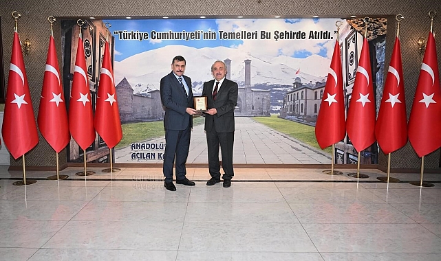 Erzurum Valisi Mustafa Çiftçi&#039;den ER-VAK&#039;a takdir plaketi