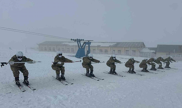Erzurum&#039;da Kışın Ortasında Mehmetçik Kayak Yapıyor!