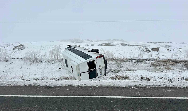 Erzurum&#039;un Horasan ilçesinde, minibüs devrildi
