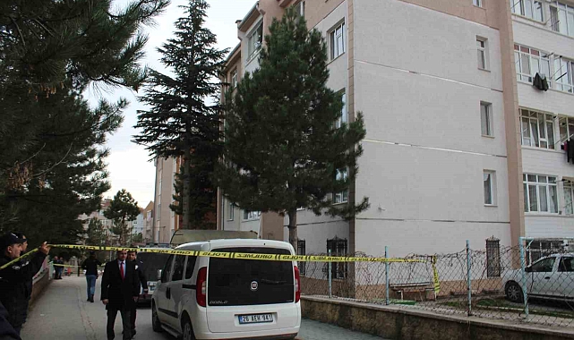 Eşini 14 yerinden bıçaklayarak öldüren sanığın yargılandığı dava ertelendi