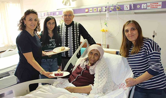 Fatma nineye anonslu, pastalı doğum günü sürpriz