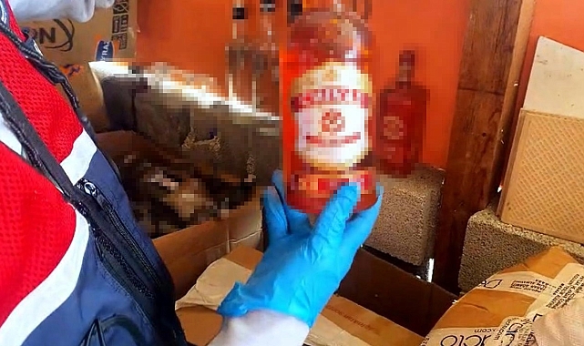 Giysi kolilerinin içinde satışa hazır halde kaçak alkol ele geçirildi