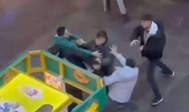 Güvenlik görevlileri ile gençler arasında tekme tokat kavga