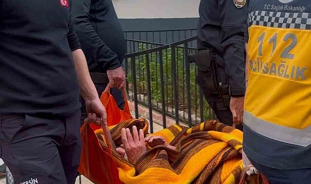 Haber alınamayan yaşlı adam evinde yerde yatarken bulundu