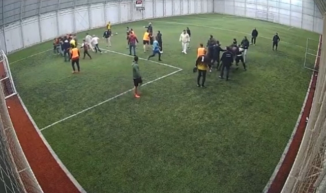 Halı saha maçındaki kavga kamerada