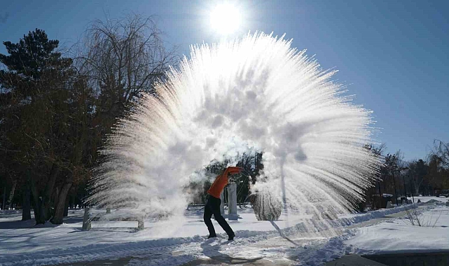 Havaya serpilen kaynar su yere düşmeden buz oldu