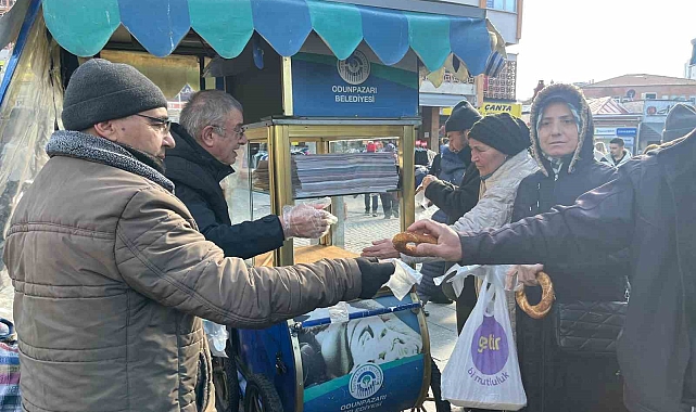 Hayırsever vatandaş 500 simidi bedava dağıttırdı