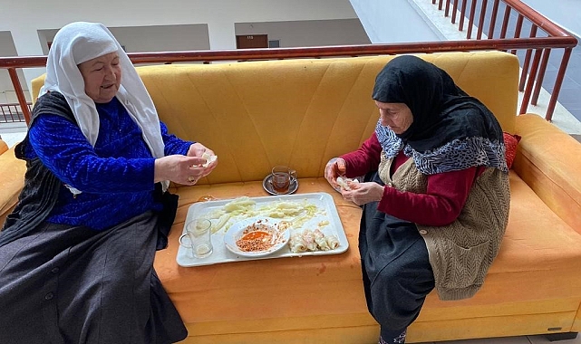 Huzurevi sakinleri lahana sarıp mantı sıktı