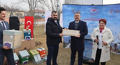 Iğdır'da 52 Üreticiye Kraliçe Ana Arı Yetiştirme Kovanı Verildi
